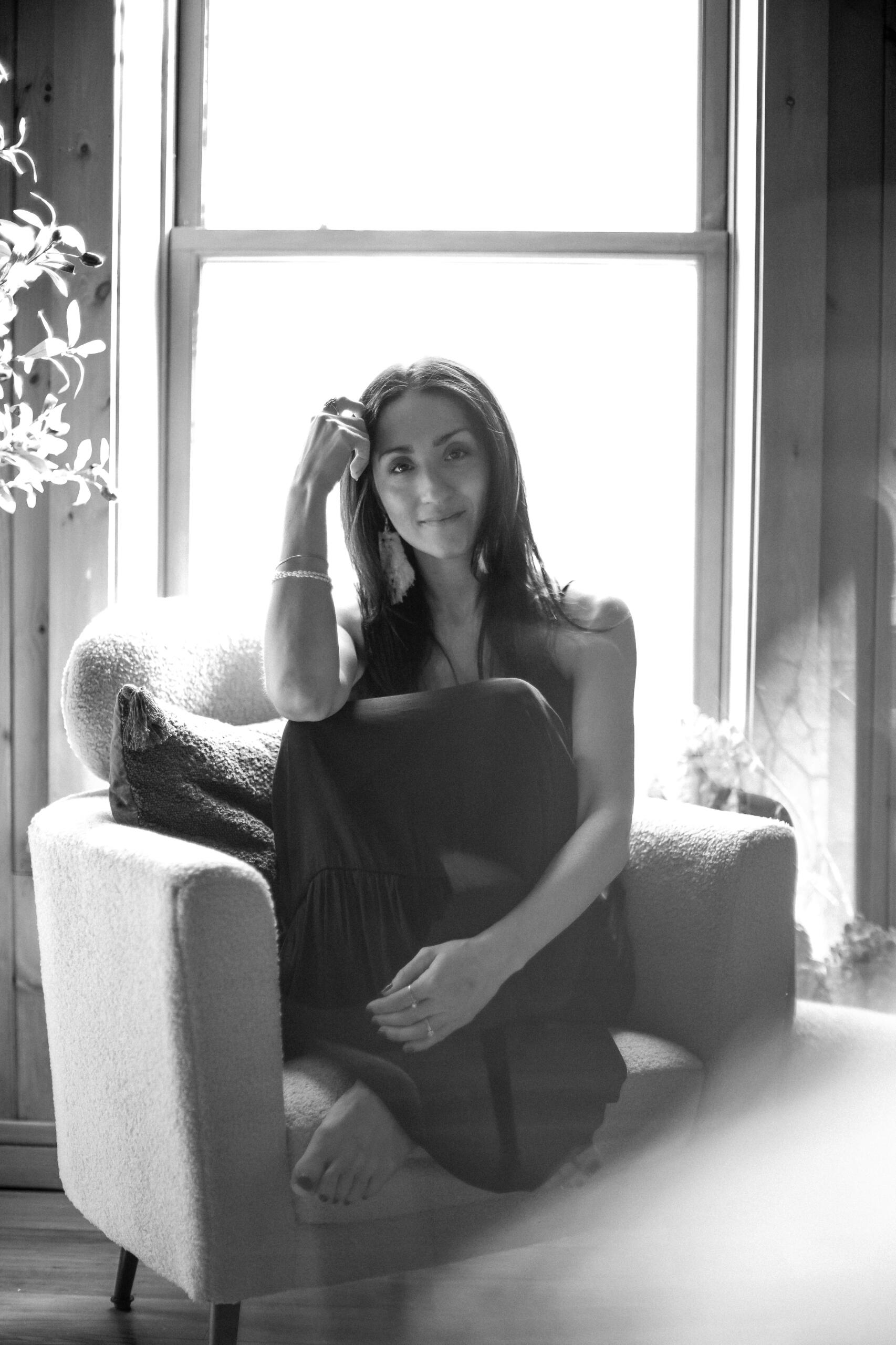 Catherine Robert, coach PNL et accompagnante en libération émotionnelle des maux physiques, durant une séance énergétique