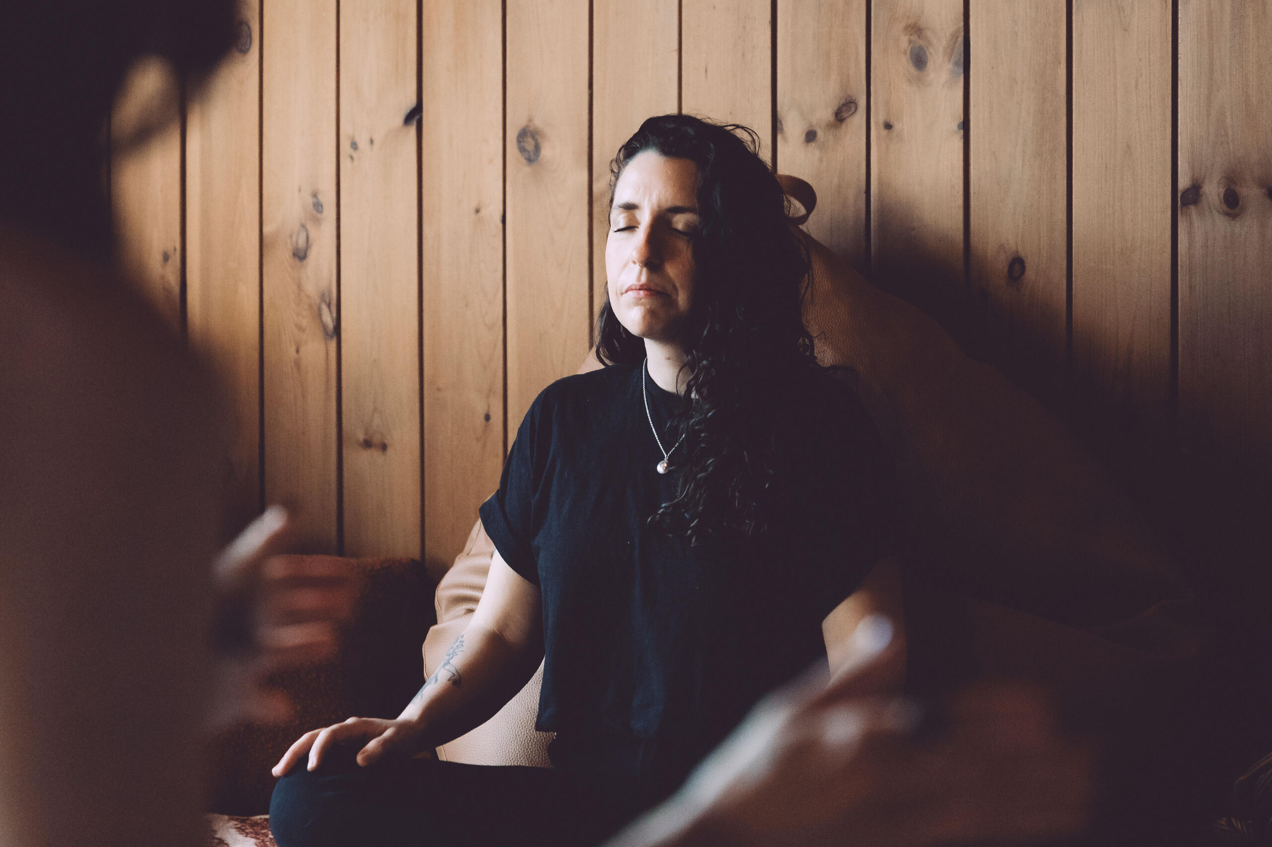 Catherine Robert, coach PNL et accompagnante en libération émotionnelle des maux physiques, durant une séance énergétique